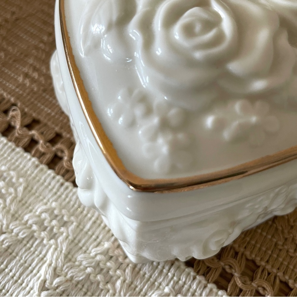 White Heart-Shaped Ceramic Jewelry Music Box with Gold Trim - Picture 11 of 11